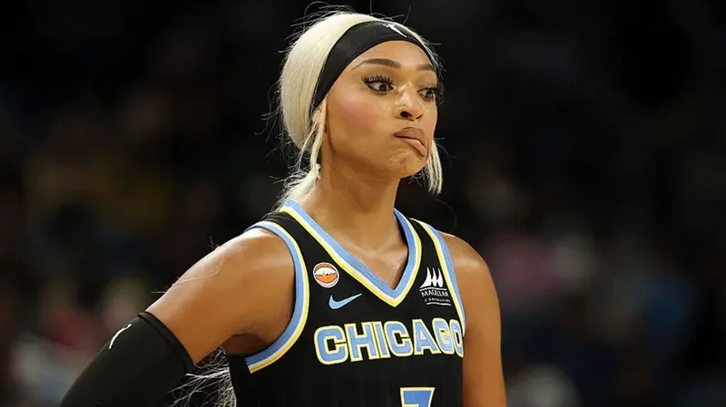 DiJonai Carrington hits two players across the face, receives technical foul after Sophie Cunningham drama