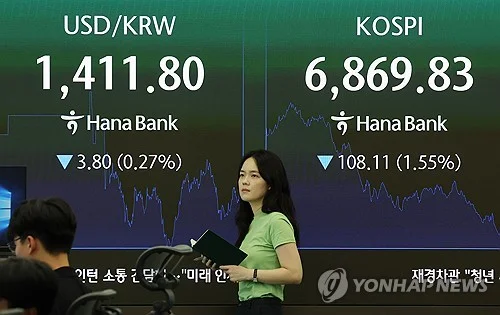 Seoul shares open nearly 5 pct lower on U.S. tech sell-off