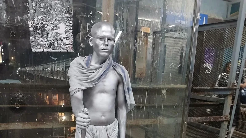 Gandhi’s cry for help: Chembur’s ‘silver’ Mahatma evokes mixed reactions in citizens