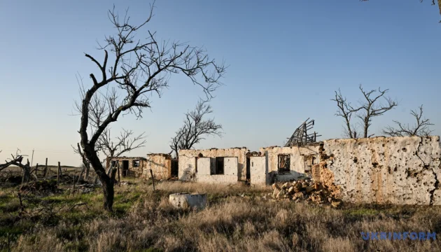 Artillery and drone attacks injure five people in Kherson region throughout day