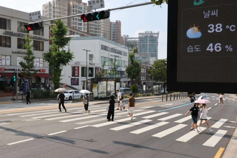 Seoul tops 40 C as record heat peaks
