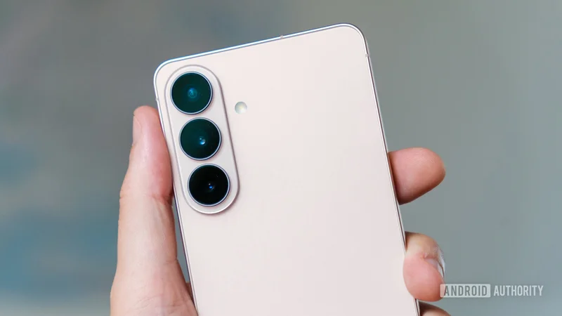 Testing the Galaxy S26 Plus at night exposes flagship smartphone cameras’ biggest mistake